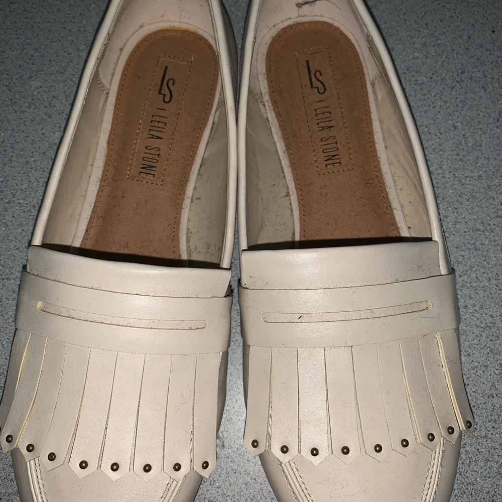 Beige flat dress shoes